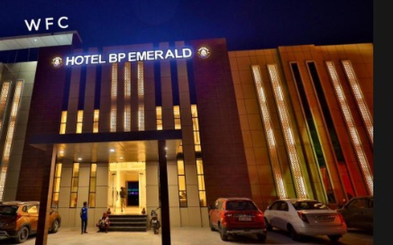 Hotel B P Emerald Mathura Zewnętrze zdjęcie