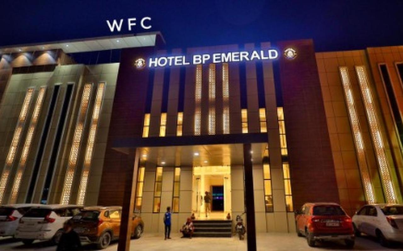 Hotel B P Emerald Mathura Zewnętrze zdjęcie
