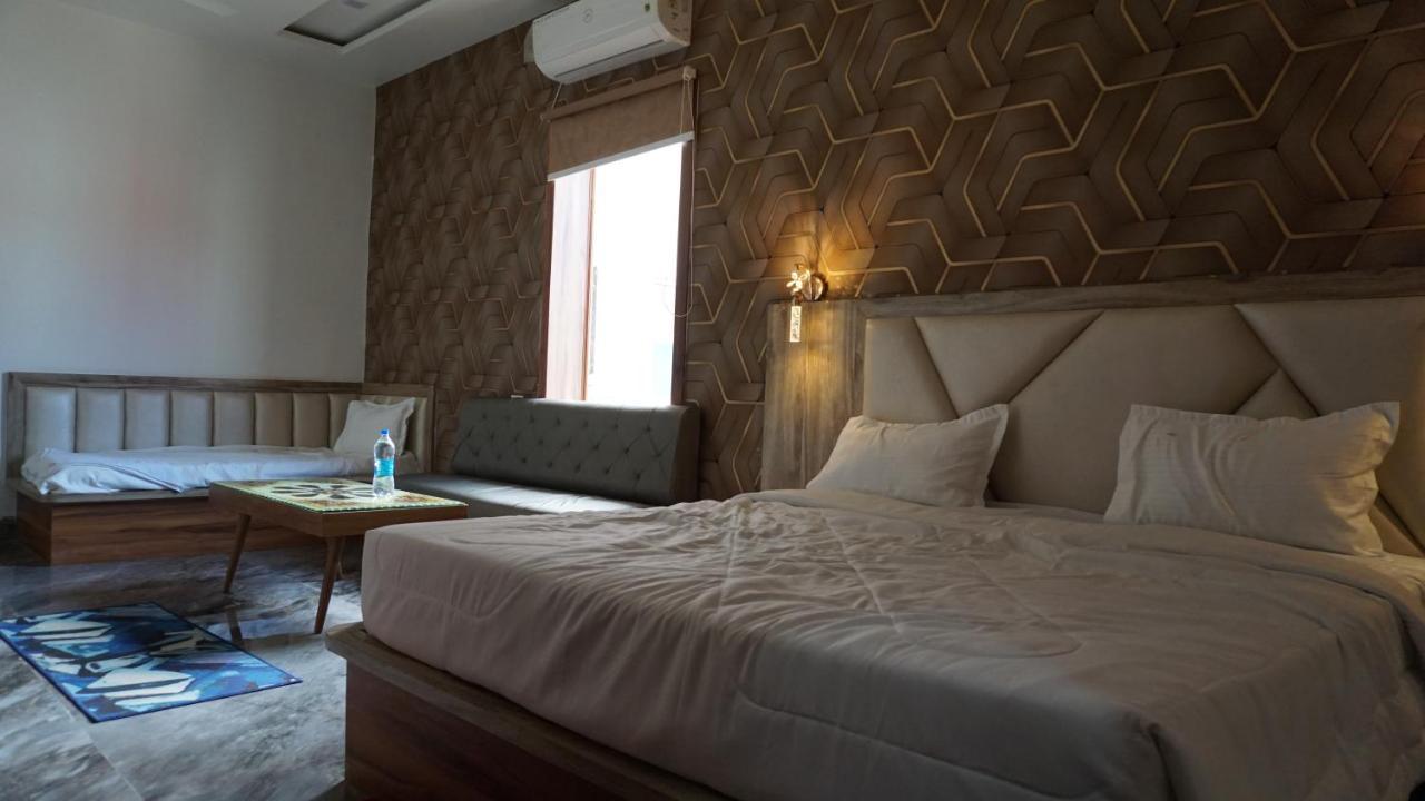 Hotel B P Emerald Mathura Zewnętrze zdjęcie