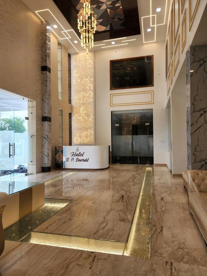 Hotel B P Emerald Mathura Zewnętrze zdjęcie