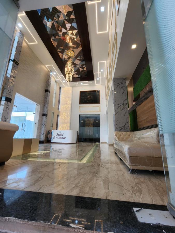 Hotel B P Emerald Mathura Zewnętrze zdjęcie