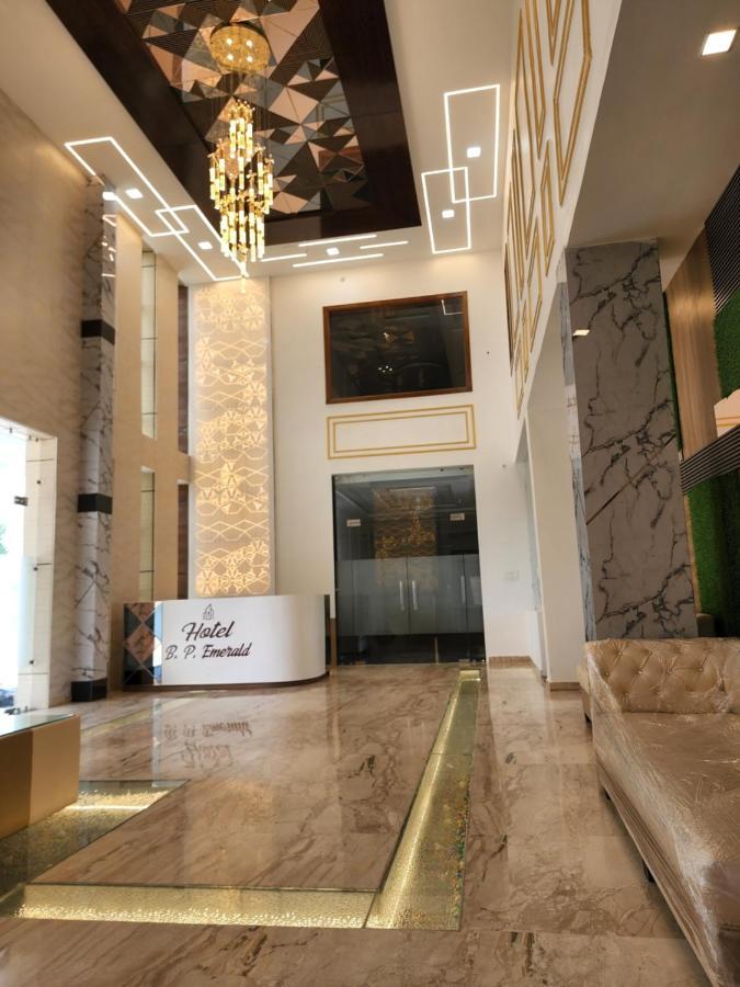 Hotel B P Emerald Mathura Zewnętrze zdjęcie