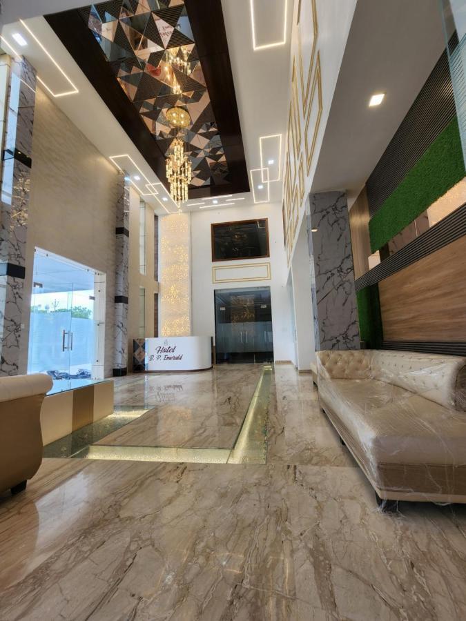 Hotel B P Emerald Mathura Zewnętrze zdjęcie