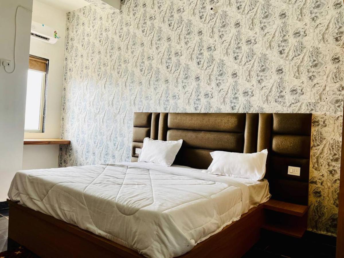 Hotel B P Emerald Mathura Zewnętrze zdjęcie